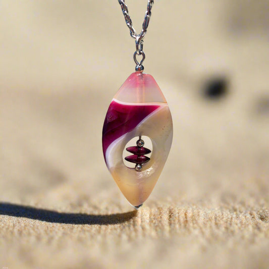 01-DA-GC-1 Garnet Centered Agate Pendant with Chain